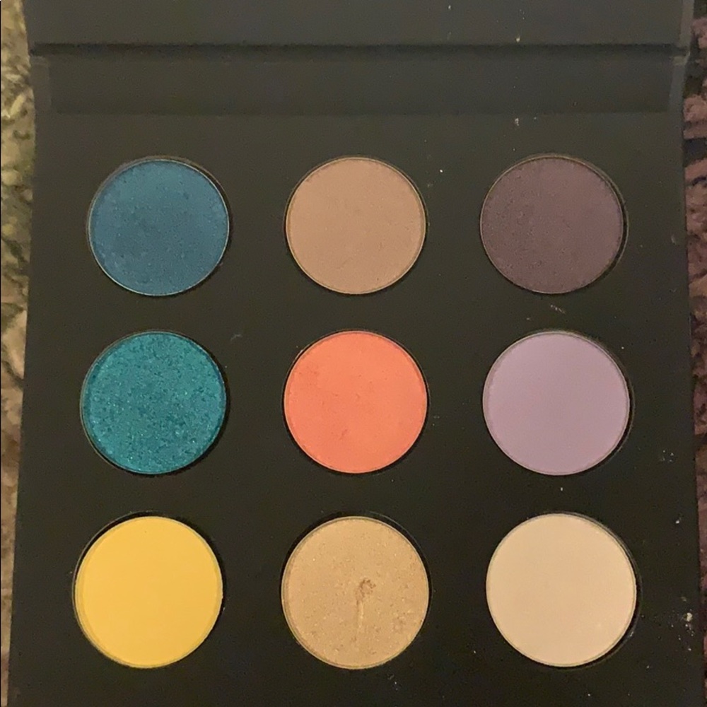 Like new Make Up Forever eyeshadow palette! - Picture 3 of 5